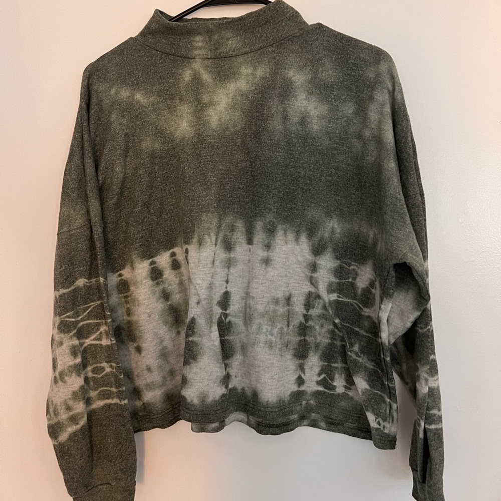 Dantelle sweater shirt. Large